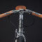 Bici fixed e ruota libera. Manubrio pursuit con banda marrone come la sella.