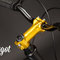 Bicicletta fissa. Dettaglio pipa manubrio anodizzata color oro