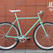 Bicicletta a scatto fisso Tiffany in primo piano su sfondo color mattone