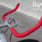 Banda rossa su manubrio a corna nella bici a scatto fisso Bullhorn