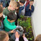 Die Kinder kümmern sich fleißig um die Pflanzen.