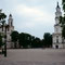 Altstadt Kaunas, Rathausplatz. Das Gebäude rechts ist keine Kirche, es ist das Rathaus von Kaunas, genannt "der Weiße Schwan", links die Jesuitenkirche