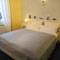 separates Schlafzimmer mit Doppelbett