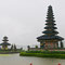 Pura Ulun Danu Bratan Tempel im Bratan See. Pünktlich zur Ankunft öffnet der Himmel die Schleusen. 