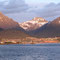 Ushuaia liegt vom Norden her geschützt vor der Cordillera Darwin, also der Darwin Gebirgskette.