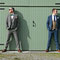 Bräutigam und Bräutigam vor grüner Holzwand · Hochzeit Ostwestfalen · moderne & stilvolle Männerportraits