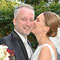 Fröhliches Paarportrait im Garten · Hochzeit NRW · warme & authentische Momentaufnahme