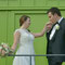 Bräutigam küsst Hand der Braut vor grüner Wand · Hochzeit NRW · romantische & klassische Paaraufnahme