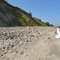 Paar am Steinstrand vor Steilküste · Hochzeitsfotografin OWL · maritime & authentische Hochzeitsfotos