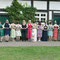 Großes Gruppenfoto vor Fachwerkhaus · Hochzeit NRW · klassische & lebendige Gruppenaufnahme