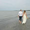 Paar am Strand spazierend · Hochzeitsfotograf Sylt · ruhige & natürliche Küstenaufnahmen