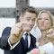 Brautpaar zeigt die Ringe in die Kamera · Hochzeit Herford · authentische Reportagefotografie