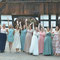 Bridesmaids feiern gemeinsam vor Scheune · Hochzeit Ostwestfalen · fröhliche Gruppenbilder