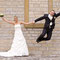 Verspieltes Motiv: Braut zieht Bräutigam an der Hand · Hochzeit NRW · kreative & humorvolle Paarfotos