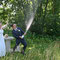 Bräutigam lässt Champagnerkorken knallen · Hochzeitsfotograf Gütersloh · energiegeladene & spontane Momente
