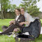 Paar sitzt entspannt auf einer Parkbank und er spielt Gitarre· Hochzeitsfotograf Bielefeld · ruhige & natürliche Hochzeitsmomente
