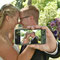 Braut & Bräutigam spiegeln sich im Handy-Display · Hochzeitsfotografie Ostwestfalen · kreative & ungewöhnliche Perspektive