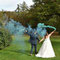 Paarfoto mit farbig-grünem Rauch im Park · Hochzeitsfotograf Bielefeld · kreative & lebendige Hochzeitsaufnahmen