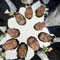 Groomsmen-Kreis von unten fotografiert · Hochzeit Ostwestfalen · moderne & kreative Gruppenperspektive