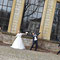 Brautpaar vor hellen Schlossfenstern · Hochzeitsfotograf Bielefeld · elegante & zeitlose Paaraufnahme