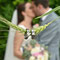Kussmoment hinter einer Ähre · Hochzeitsfotografin Herford · romantische Detailperspektive