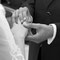 Schwarz-Weiß-Moment beim Anstecken des Rings · Hochzeitsfotograf Bielefeld · klassische & emotionale Trauaufnahme