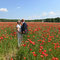 Brautpaar im Mohnfeld · Hochzeitsfotograf Bielefeld · natürliche & farbintensive Sommeraufnahmen