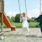 Schaukelfoto im Garten vom Ententurm in Steinhagen · Hochzeit Ostwestfalen · verspielte & liebevolle Familienszene