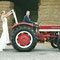 Paar auf rotem Oldtimer-Traktor · Hochzeitsfotografie OWL · ländlich & charakterstark