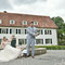Brautpaar im Innenhof eines Gutshauses · Hochzeit OWL · elegante Hochzeitsfotografie