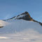 Auf dem Hohbalmgletscher in Richtung Windjoch (Senke links). Gut zu erkennen ist hier das Profil des Ulrichhorn SW-Grates.