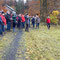 Bei den Erklärungen von Vorstandsmitglied Hans-Peter Felten am Ernstberg haben die Teilnehmer stets die beiden Scharteberggipfel im Blick. 