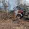 Die Traktorschaufel erledigt das, was die Helfer wegen der Hitze des Feuers nicht mehr machen können. 