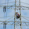 Die Nisthilfe wird im Bereich der Traverse in den Mast eingebaut.