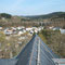 Blick der Falken aus ihrer Nisthilfe über das Kirchenschiff hinweg zum Viadukt.