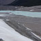 Mi: 22.05.2013 Beim Columbia Icefield: Edith beim Sammeln von Steinen