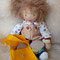 Für Claudias inneres Kind - August 2020 - 30er Gliederpuppe, Haut Sommerteint, Augen hellolivgrün (neu), Haar nl. Mohair Golden Brown, Kapuzenpulli m Känguruhtasche, Sneaker, Lederhose m. Holzknöpfen, Söckchen, Umhängetasche aus Leder