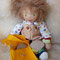 Für Claudias inneres Kind - August 2020 - 30er Gliederpuppe, Haut Sommerteint, Augen hellolivgrün (neu), Haar nl. Mohair Golden Brown, Kapuzenpulli m Känguruhtasche, Sneaker, Lederhose m. Holzknöpfen, Söckchen, Umhängetasche aus Leder