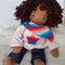 Für Mo - Juni 2022 - 45er Gliederpuppe, Haut Caffè Latte, Haar dt. dunkelbraunes Bouclé Mohair Schurwollgarn, mit Jeans, Shirt mit Appli und Wendehalstuch (geht auch als Kopftuch), T-Shirt