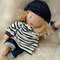 Freche Freundin für Samina - Juli 2020 - 40er Gliederpuppe, Haar dt. Mohair strohblond, Augen hellgraublau m. Lp., Schirmkappe, Pumphose Jeans, Ringeltunika m. Känguruhtasche u Bündchen, kl. Leberflecken