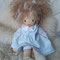 Heilungspuppe für Ulrikes Inneres Kind "Kleine Ulrike" - August 2023 (s. Blog 20.8.23) - Haut Sommerteint, Haar nl. Mohair Golden Brown mit helleren Strähnen, Augen dunkeloliv m Lp., Empirekleid, abnehmbarer Kragen mit Stickerei, Ballerinas, Unterhose 