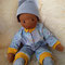 Für Isabella - März 2021 - 35er Gliederpuppe, Haut Caffè Latte, Haar dk. braun Mohair Bouclé ohne Strähnen, Schlafanzugoverall, Jersey-Beanie, Socken