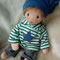 Für Henry - Februar 2020 - 40er Gliederpuppe mit stahlblauen Augen mit Lichtpunkten, niederl. Mohairhaar Golden Brown, Kapuzenpulli mit Applikation, Jersey-Beanie, Cordhose