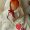 Frida - 45er Babypuppe - Juli 2015 - mit pippirotem Bouclé-Mohair (lockig), 2 Wechselkleidersets best. aus Shirt, Empirekleid, Strickträgerkleid, Pumphose, Stiefelchen, Jerseymütze, Regenmantel, Schlafsackhülle