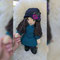Inneres Kind Puppe für Steffie - Juli 2025 - 35er Gliederpuppe mit leicht asiatischen Augen, schokobraunem Merinohaar und Hautfarbe Sommerteint; Wickelkleid und Blütenhut