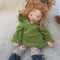 "Hannchen" für Hannahs inneres Kind - Januar 2021 - 35er Gliederpuppe, Haut Sommerteint, Augen hellolivgrün m. Lp., Haar nl. Bouclé Mohair Caramel, Kapuzenpulli, Leggings m. Flicken, Häkelstiefelchen