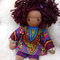 Für Annabell - Februar 2020 - 30er Gliederpuppe, Haut Caffè Latte, Augen dunkelbraun m.Lp., Haar dt. Bouclé dunkelbraun, afrikanisches Outfit aus Stoffen der Familie aus Gambia