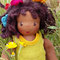 Wilma Wiesenwichtel - Juni 2020 - 30er Gliederpuppe, Haut Caffè Latte, Augen dk.braun m. Lp., Haar dkbraunes Bouclé Mohair als Rastazöpfe mit Wiesenblumen, Leinenjerseykleid mit Graskante