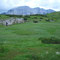 Lanzenboden mit dem Eingang zur "Grotta di Atilla" und dem Monte Zermula im Hintergrund.