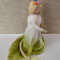 Handgefertigte Rapunzel aus Filz mit langem Zopf. Märchenhafte Dekoration aus Wolle für Jahreszeitentisch, Kinderzimmer oder als besonderes Geschenk für Kinder zur Babyparty.